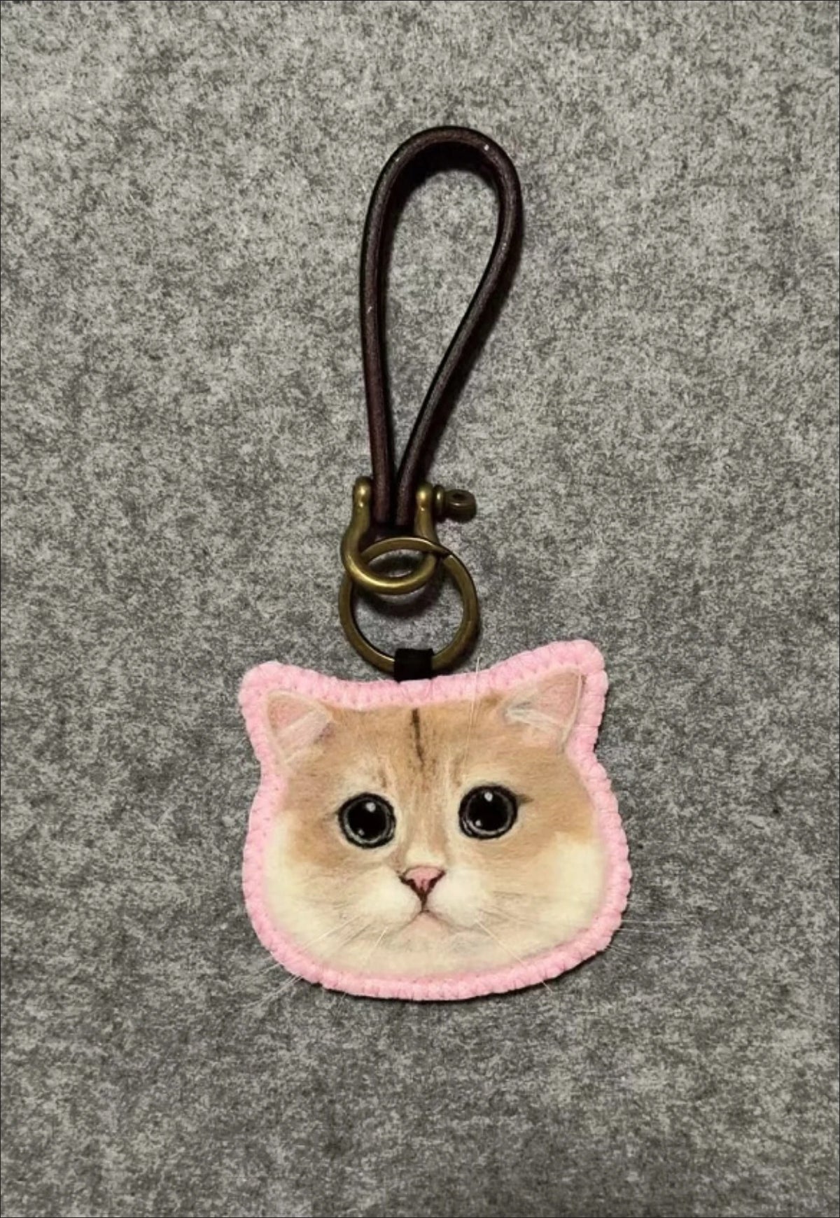 Hand‑Felt Custom Realistic Pet Portrait Keychain Personalized Cat & Dog Memorial Keepsake Handmade Wool Felt Pet Photo Customized Charm Hanging Pendant For Pet Loss Gift