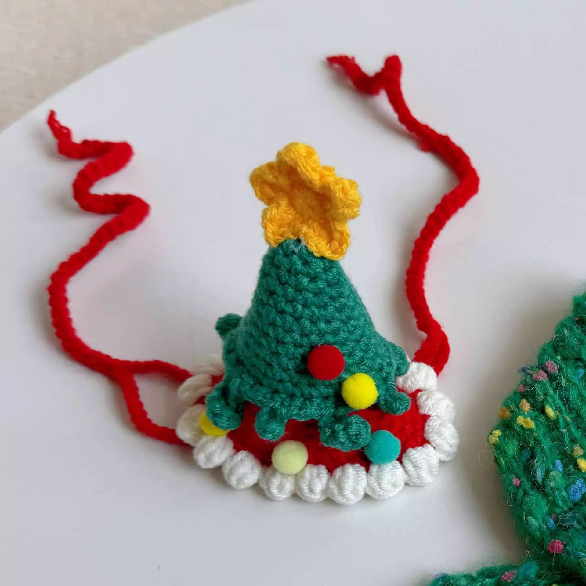 DIY Handmade Christmas Tree Pet Hat - Handknitted Cute Festive Outfit for Cats, Must-Have Holiday Pet Accessory to Celebrate Christmas