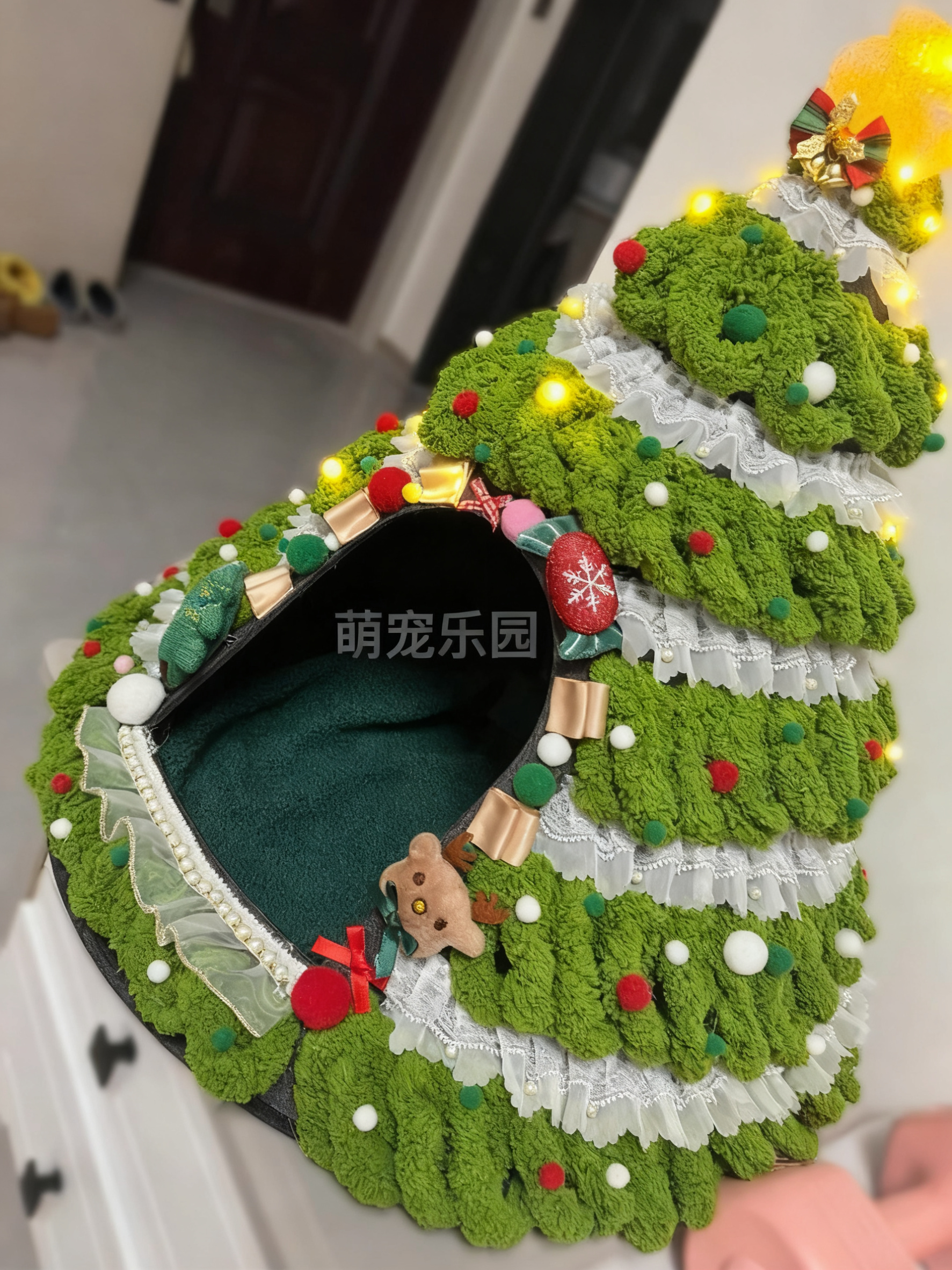 DIY Knitted Christmas Tree Cat Bed - Chunky Yarn Pet House for Holiday Atmosphere